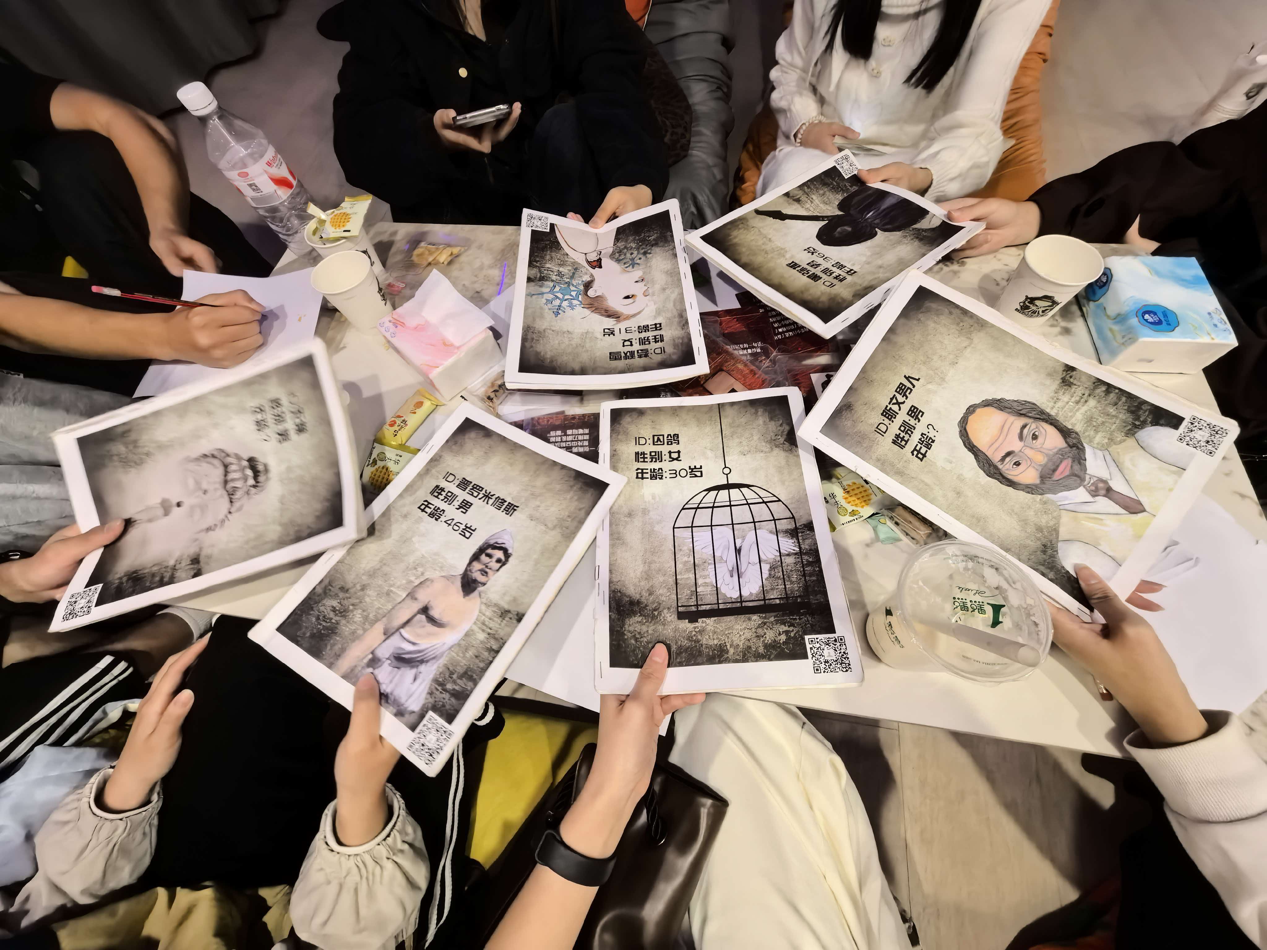 围坐在桌边的伙伴展示剧本角色卡