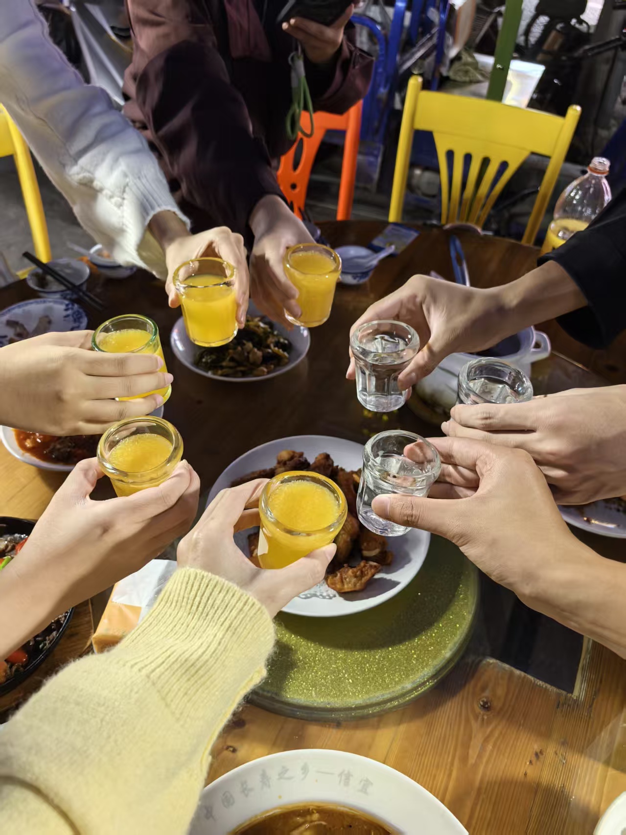 伙伴们围在餐桌前举杯